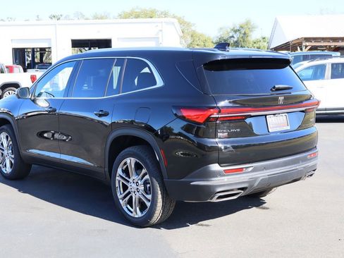 Used 2025 Buick Enclave Preferred w/ Power Package image 6