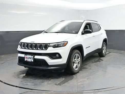 Used 2024 Jeep Compass Latitude AWD/4WD image 8