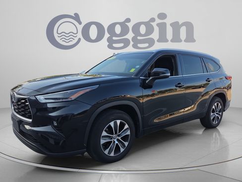 Used 2021 Toyota Highlander XLE FWD image 1