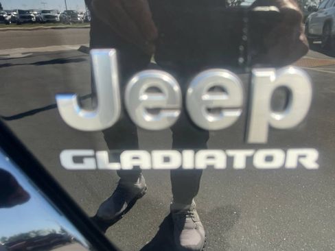 Used 2022 Jeep Gladiator Overland w/ Popular Equipment Package AWD/4WD image 25
