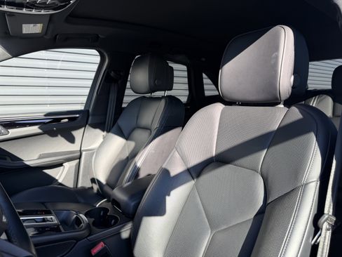 Certified 2024 Porsche Macan image 5