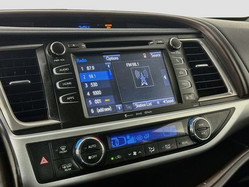 Used 2018 Toyota Highlander XLE AWD/4WD image 18