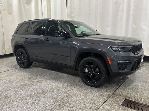 Used 2025 Jeep Grand Cherokee Limited w/ Black Appearance Package AWD/4WD image 7