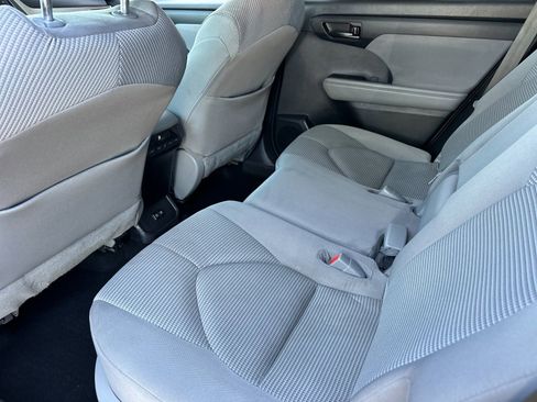 Used 2021 Toyota Highlander LE FWD image 11