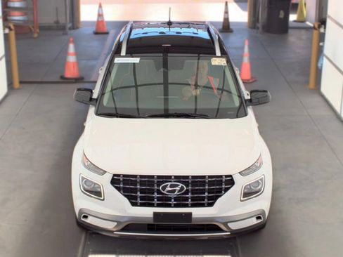 Used 2023 Hyundai Venue Limited w/ Cargo Package FWD image 2