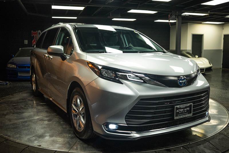 Used 2024 Toyota Sienna XLE w/ XLE Plus Package FWD image 5