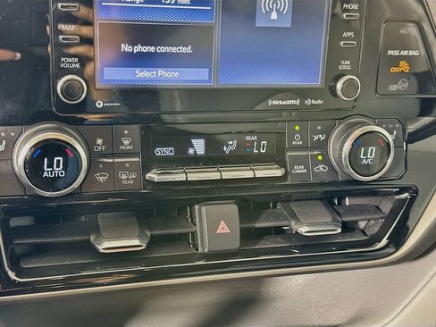 Used 2022 Toyota Highlander XLE FWD image 15