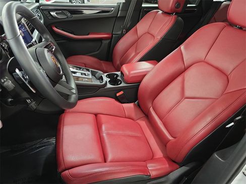 Certified 2025 Porsche Macan image 5
