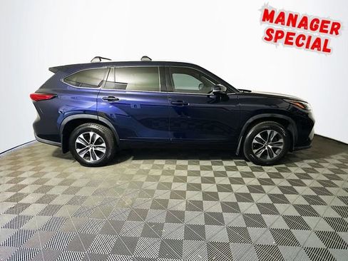 Used 2022 Toyota Highlander XLE AWD/4WD image 9