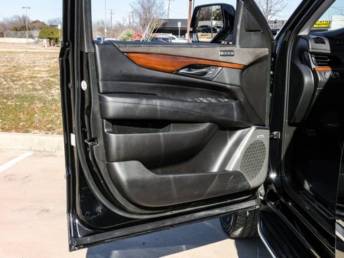 Used 2018 Cadillac Escalade Luxury image 43