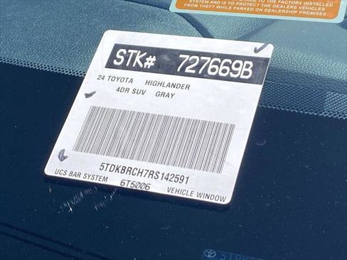 Certified 2024 Toyota Highlander XLE AWD/4WD image 38