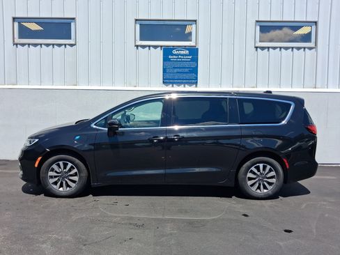 Used 2023 Chrysler Pacifica Touring-L FWD image 2