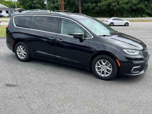 Used 2021 Chrysler Pacifica Touring-L FWD image 7