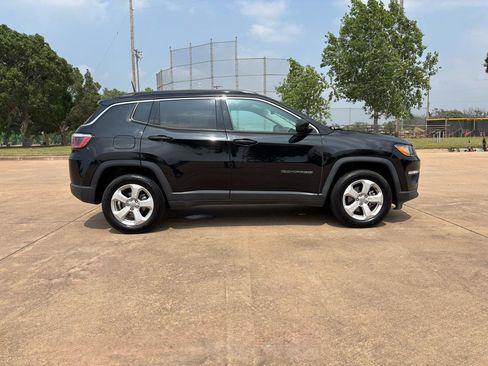 Used 2017 Jeep Compass Latitude w/ Cold Weather Group AWD/4WD image 23