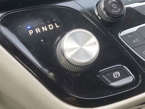 Used 2020 Chrysler Pacifica Touring-L image 19