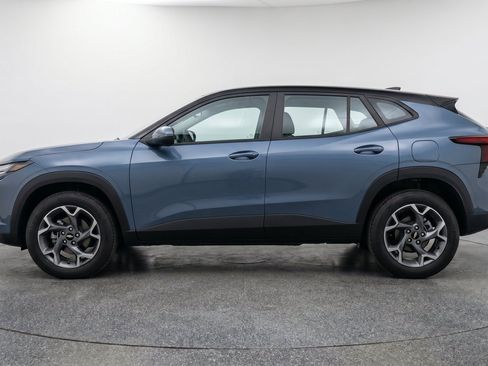 Used 2025 Chevrolet Trax LT FWD image 5