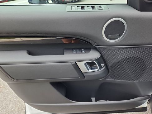 Used 2025 Land Rover Discovery S image 24