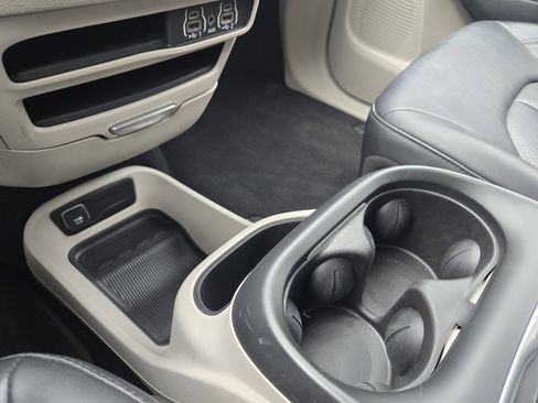 Used 2024 Chrysler Pacifica Select image 24