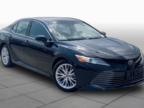Used 2018 Toyota Camry XLE FWD image 3