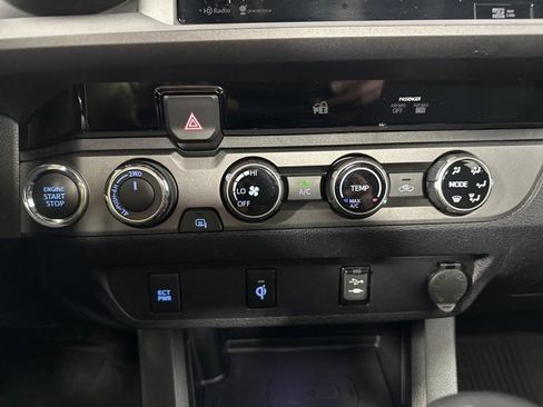 Used 2016 Toyota Tacoma TRD Sport image 19