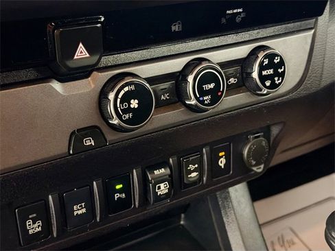 Used 2018 Toyota Tacoma TRD Sport w/ Technology Package image 16