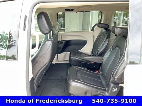 Used 2024 Chrysler Pacifica Touring-L FWD image 24