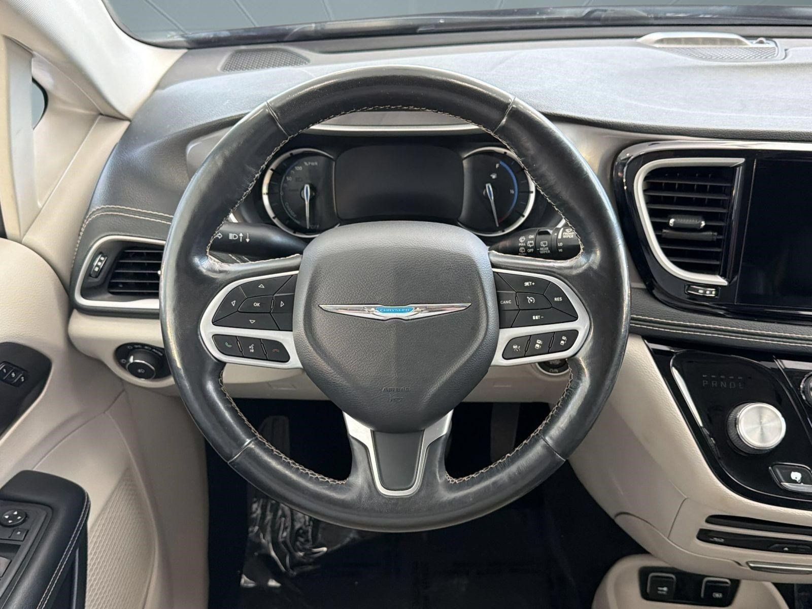 Used 2021 Chrysler Pacifica Touring-L w/ Uconnect Theater Family Group FWD image 30