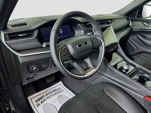 New 2025 Jeep Grand Cherokee L Altitude image 9