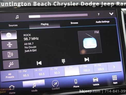 Used 2023 Chrysler Pacifica Touring-L image 19