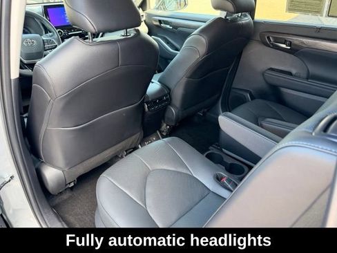 Used 2024 Toyota Highlander Platinum AWD/4WD image 9