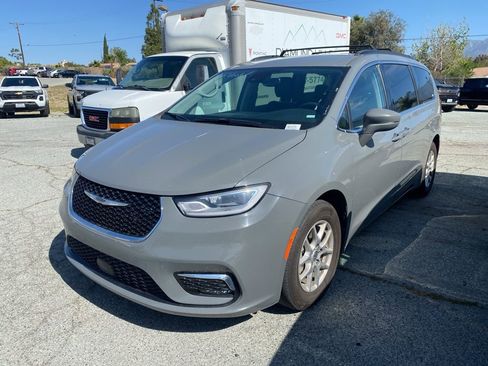 Used 2022 Chrysler Pacifica Touring-L FWD image 6