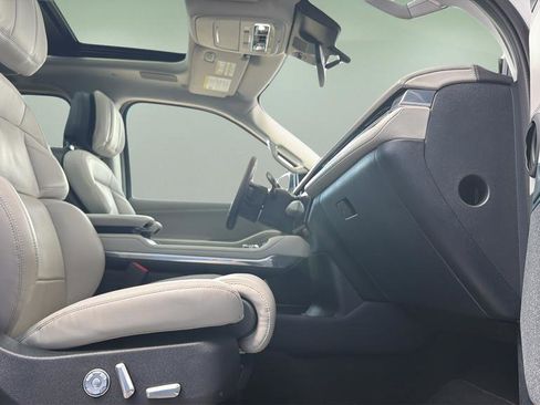Used 2025 Lincoln Navigator Black Label image 11