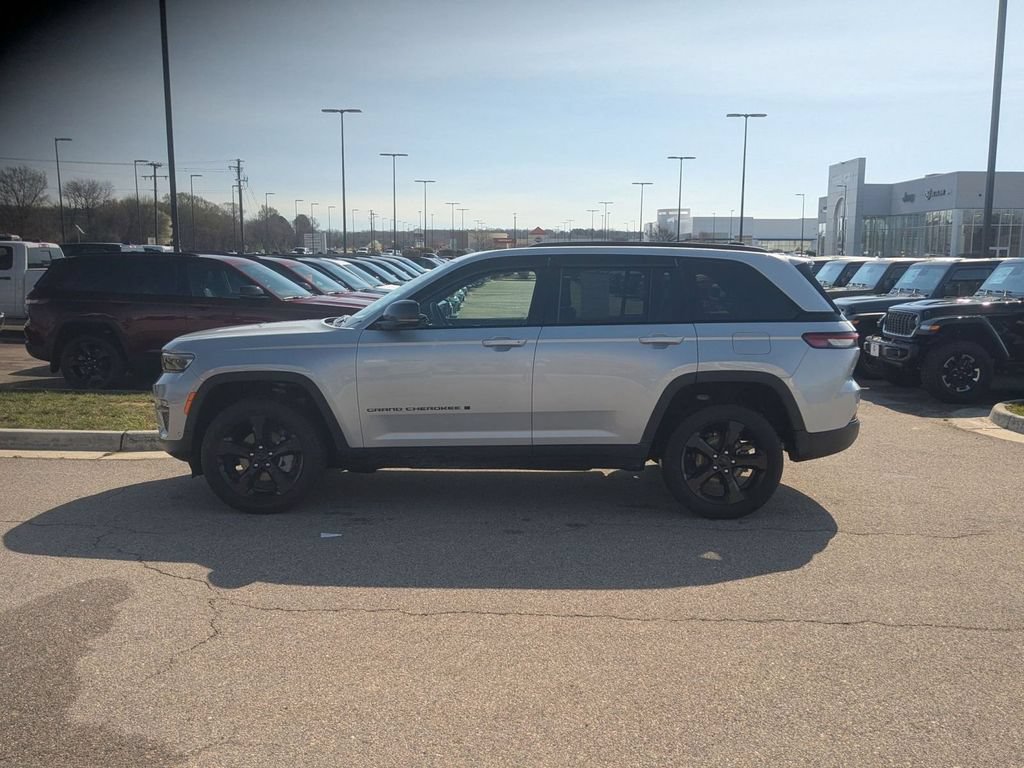Used 2025 Jeep Grand Cherokee Limited w/ Luxury Tech Group II AWD/4WD image 2