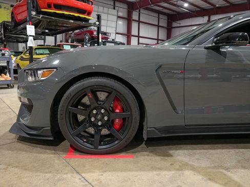 Used 2018 Ford Mustang Shelby GT350R w/ GT350R Equipment Group 920A RWD image 3