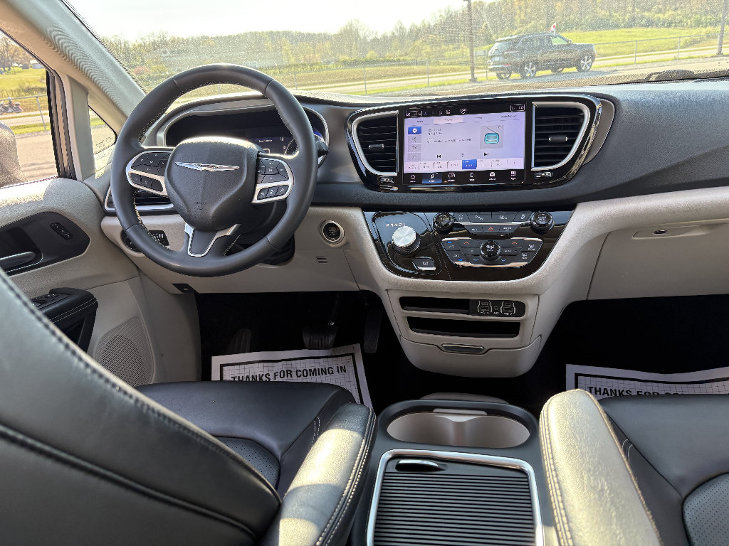Used 2023 Chrysler Pacifica Touring-L FWD image 26