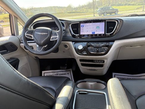 Used 2023 Chrysler Pacifica Touring-L FWD image 26