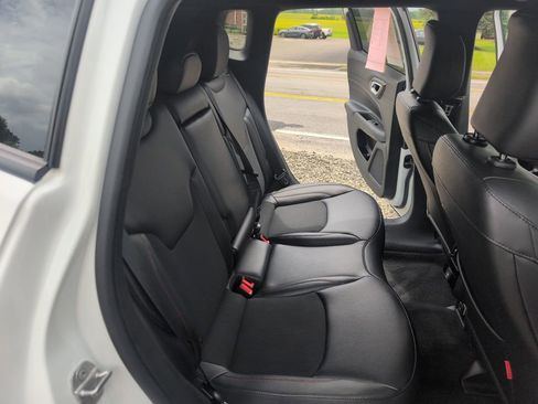 Used 2025 Jeep Compass Trailhawk AWD/4WD image 12