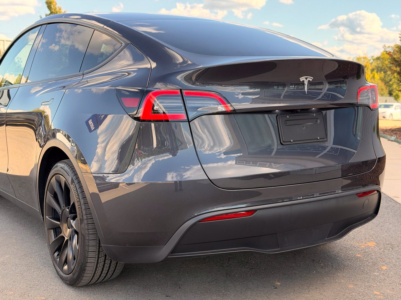 Used 2024 Tesla Model Y Long Range RWD image 3