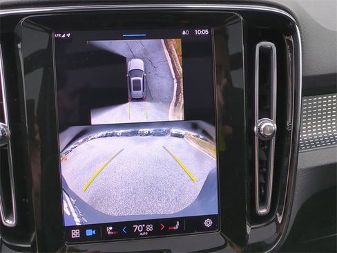 Used 2025 Volvo XC40 B5 Plus image 12