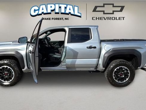 Used 2025 Toyota Tacoma TRD Off-Road AWD/4WD image 13