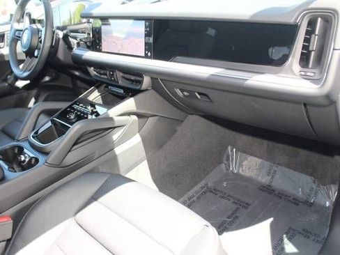 Certified 2025 Porsche Cayenne Base image 21
