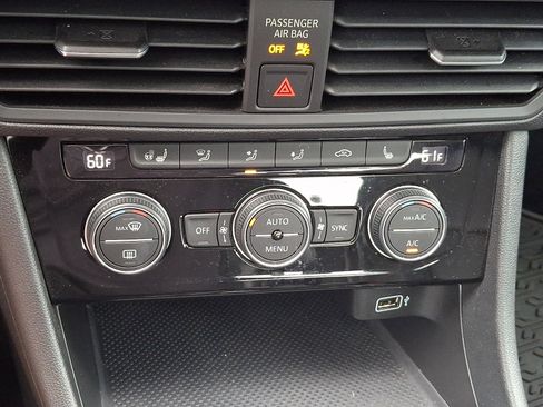 Used 2019 Volkswagen Jetta SEL w/ Cold Weather Package FWD image 15