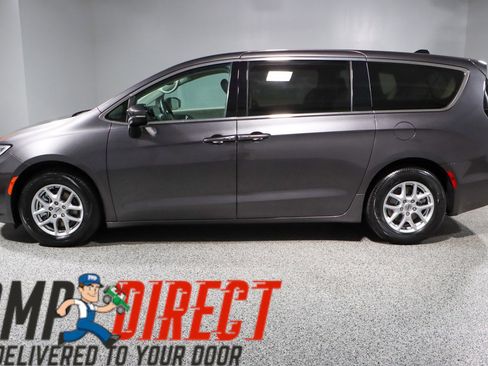 Used 2023 Chrysler Pacifica Touring-L image 10