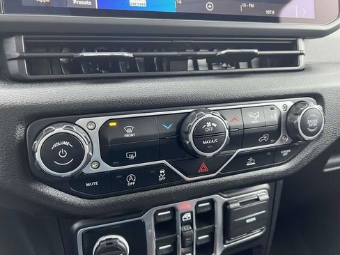 Used 2025 Jeep Gladiator Sport AWD/4WD image 20