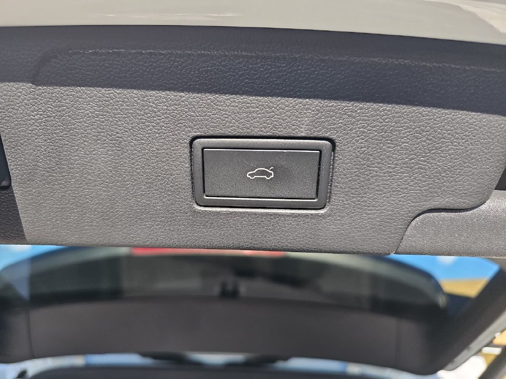 Used 2024 Volkswagen Atlas Cross Sport SE FWD image 13