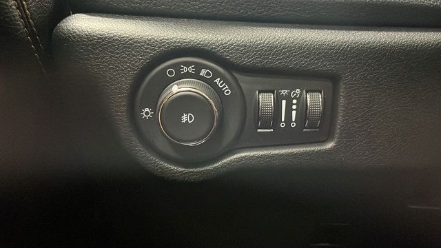 Used 2023 Chrysler Pacifica Pinnacle FWD image 34