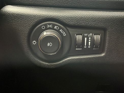 Used 2023 Chrysler Pacifica Pinnacle FWD image 34