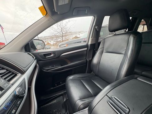 Used 2018 Toyota Highlander XLE image 19
