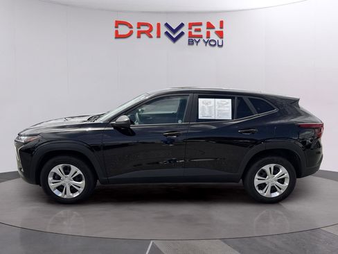 Used 2025 Chevrolet Trax LS FWD image 2