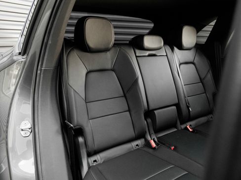 Certified 2025 Porsche Cayenne AWD/4WD image 31